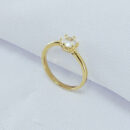 Anel solitário com pedra cristal