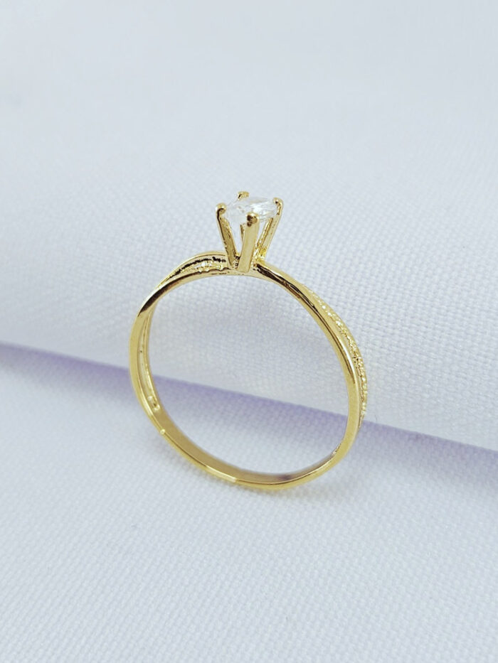 Anel pedra cristal com fios vazados e detalhados