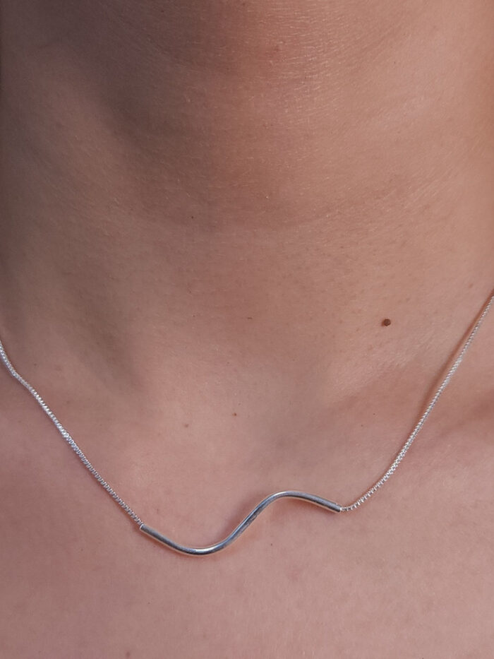 Gargantilha caninho curvado