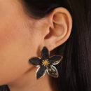 Brinco flor base lisa cintilante