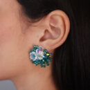 Brinco reluzente com detalhe flor