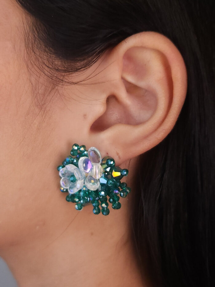 Brinco reluzente com detalhe flor