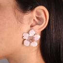 Brinco flor com pedras detalhadas