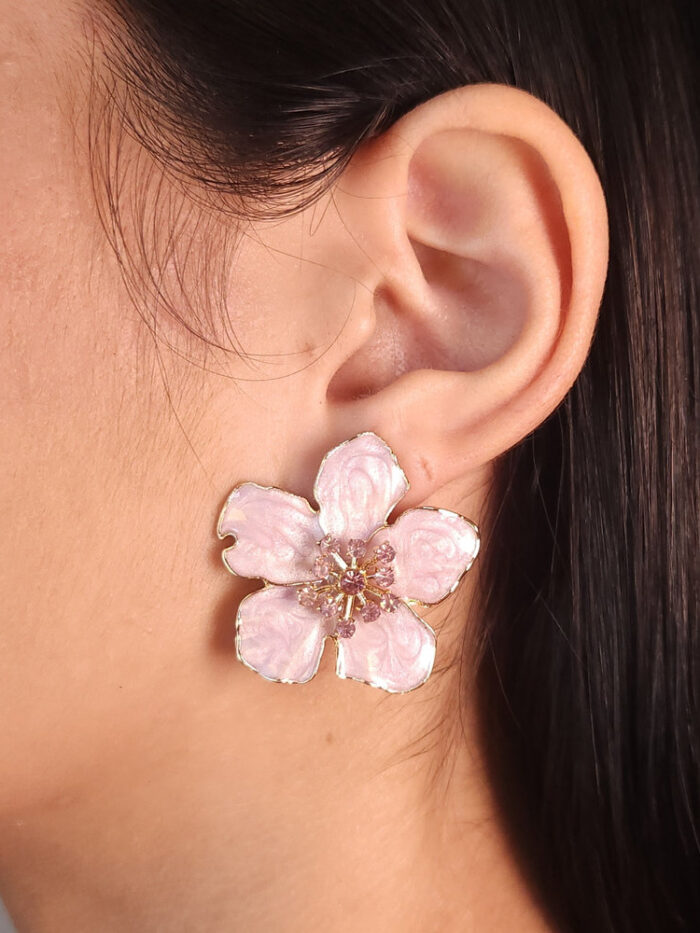 Brinco flor com pedras detalhadas
