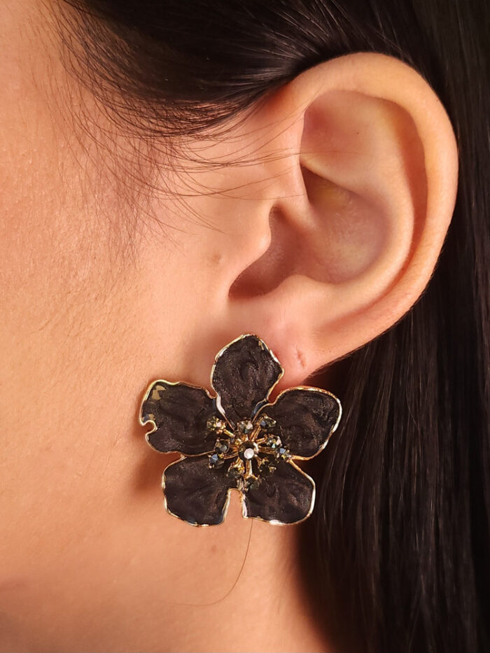 Brinco flor com pedras detalhadas