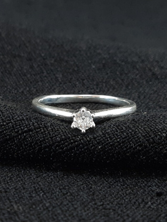 Anel solitário prateado