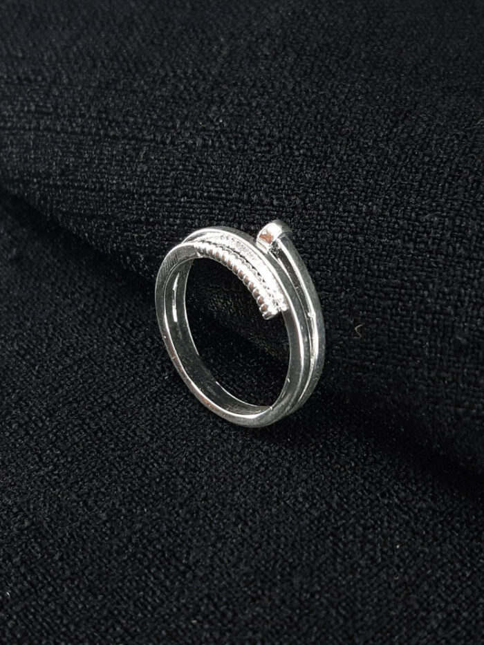 Anel três fios detalhado liso