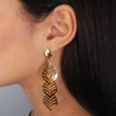 Brinco longo folhas vazadas chapeado