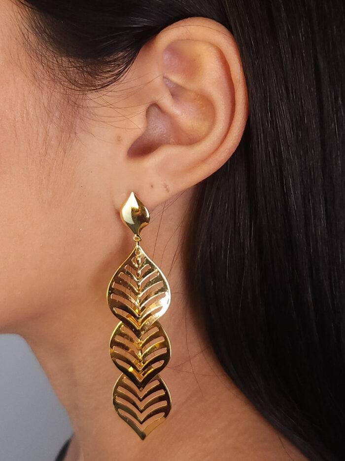 Brinco longo folhas vazadas chapeado