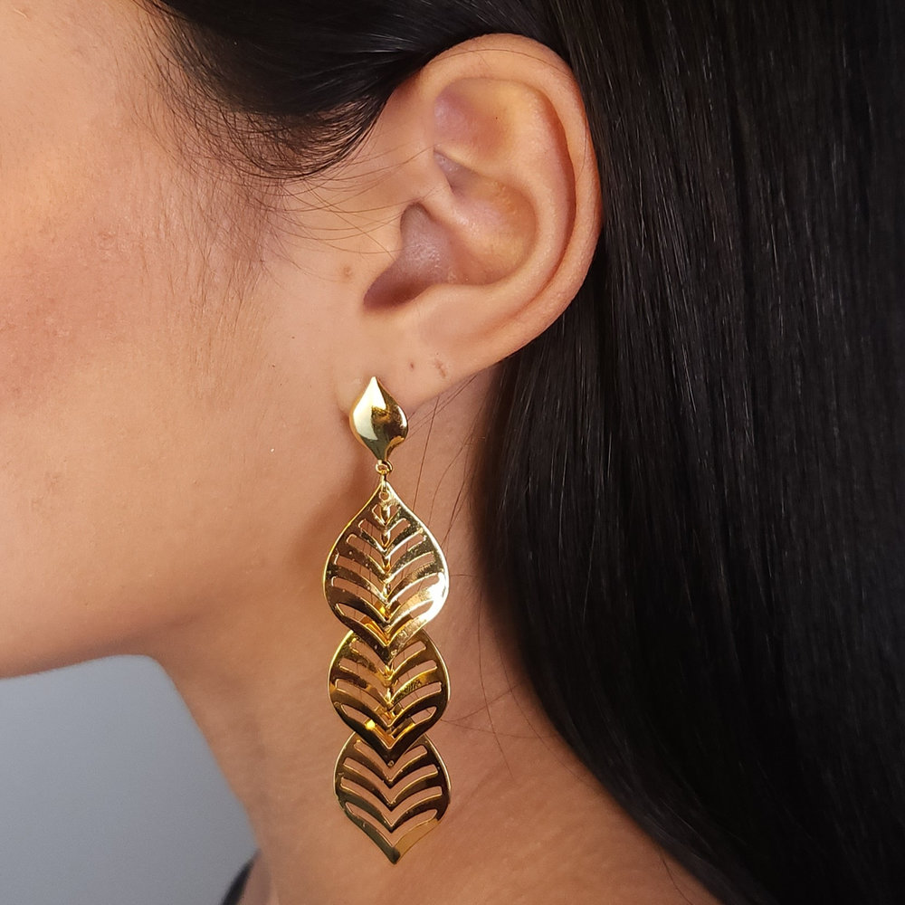 Brinco longo folhas vazadas chapeado