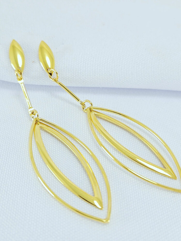 Brinco base dourada vazado duplo