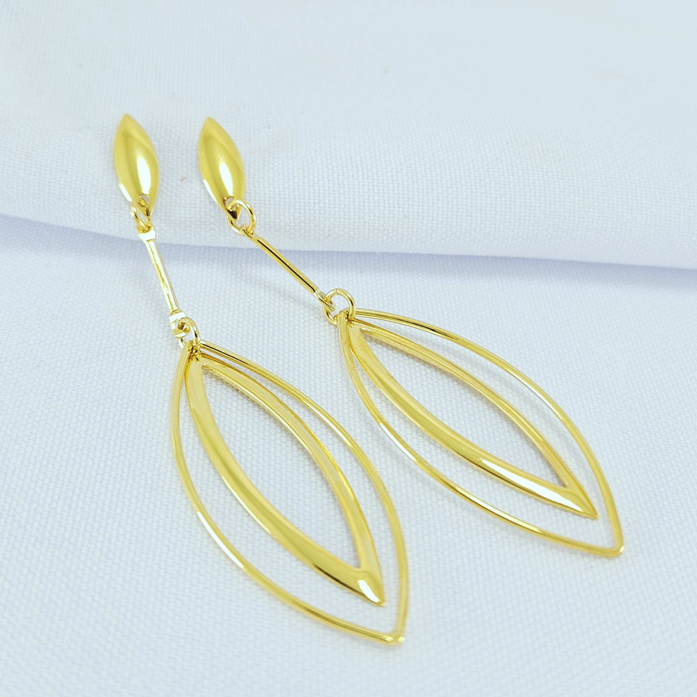 Brinco base dourada vazado duplo