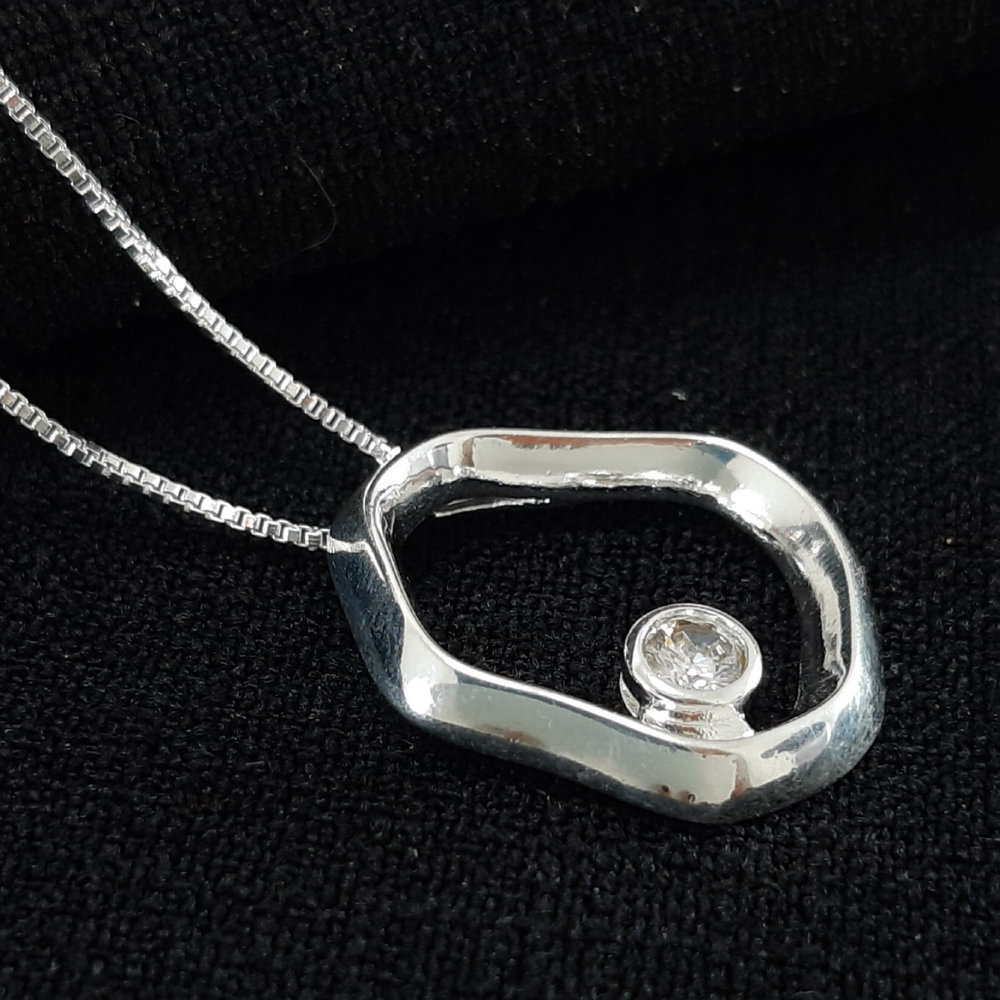 Gargantilha pingente orgânico com ponto de luz