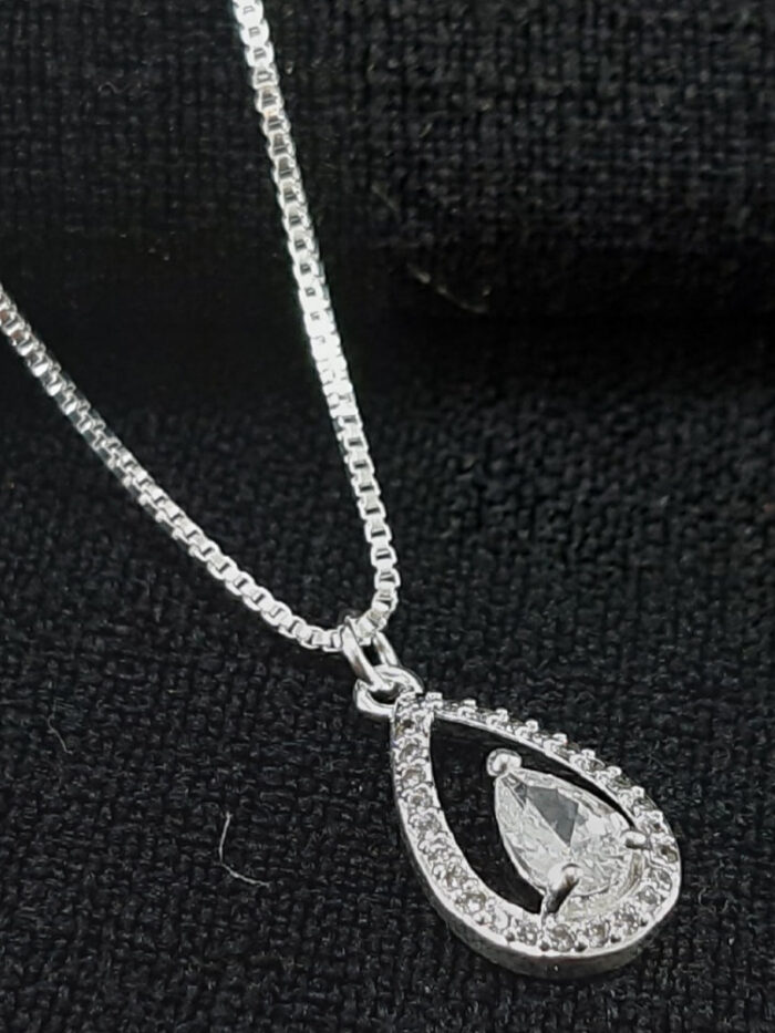 Gargantilha modelo gota cravejado e vazado