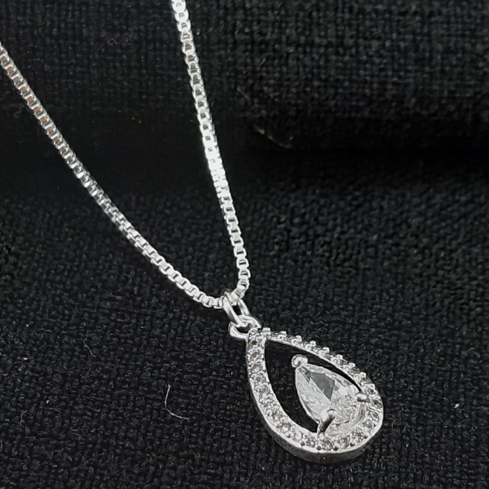 Gargantilha modelo gota cravejado e vazado