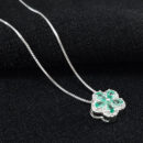 Gargantilha flor verde esmeralda borda cravejada