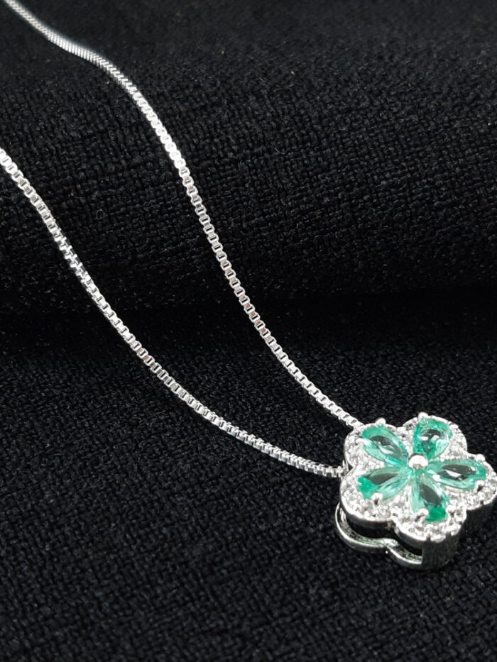 Gargantilha flor verde esmeralda borda cravejada