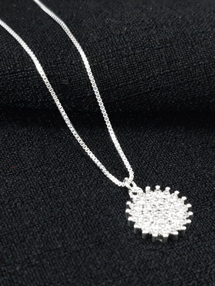 Gargantilha com pingente cravejado