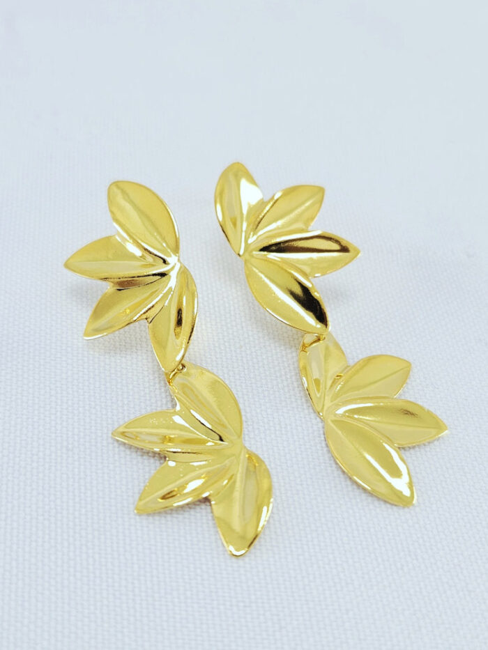 Brinco folha pêndulo chapeada