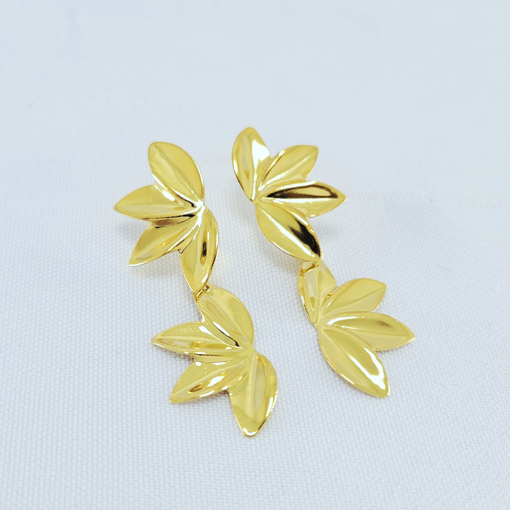 Brinco folha pêndulo chapeada