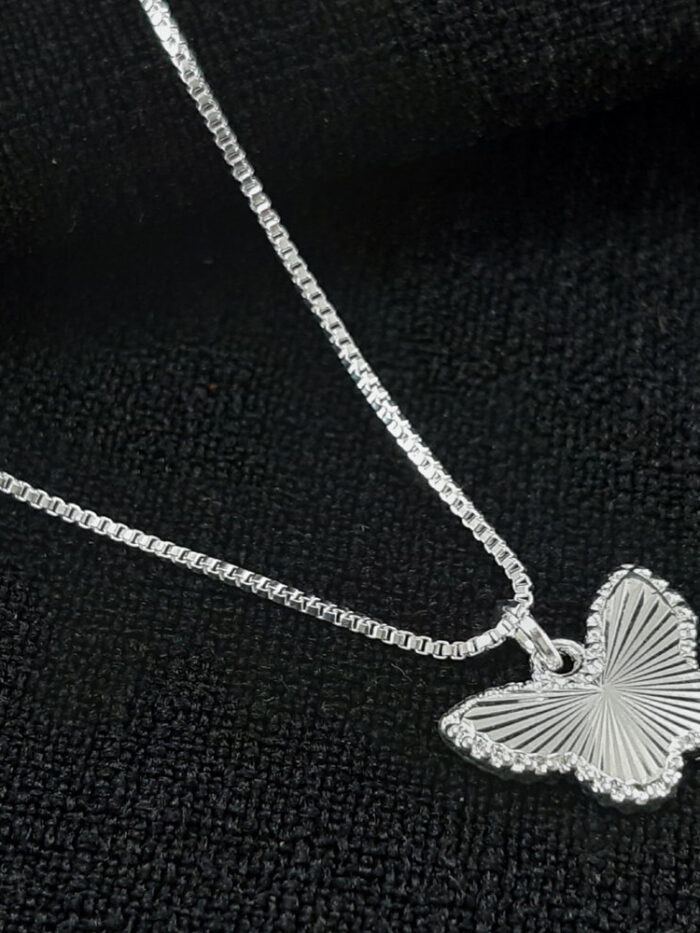 Gargantilha com pingente borboleta detalhada