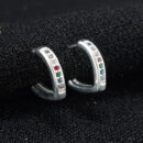 Brinco modelo coração detalhe fio cravejado colorido