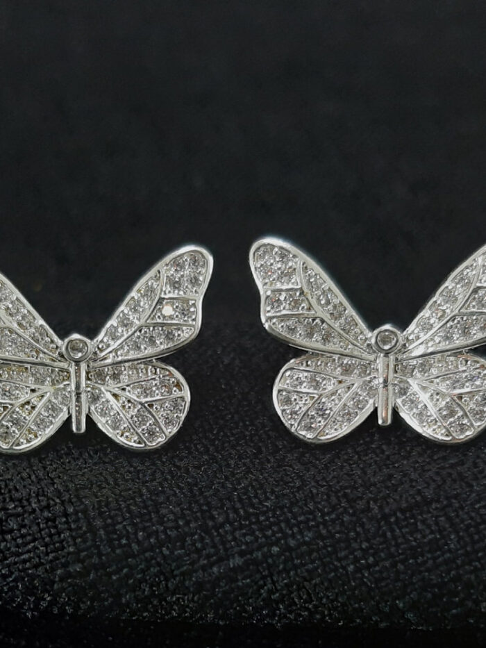 Brinco borboleta cravejada com ponto de luz