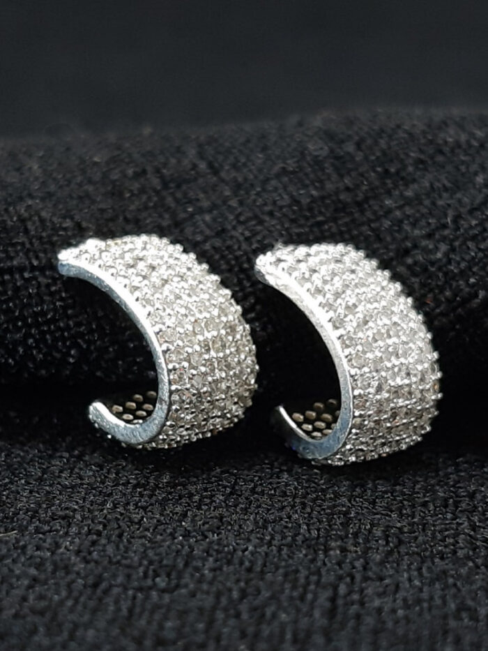 Brinco estilo vírgula cravejado