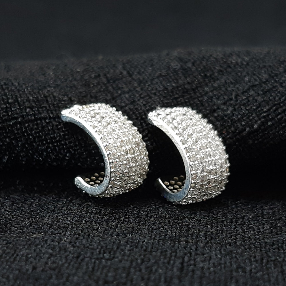 Brinco estilo vírgula cravejado