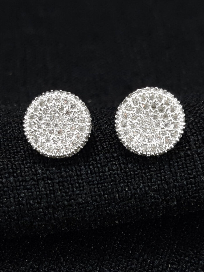 Brinco circulo cravejado detalhado