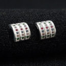 Brinco curvado com pedras coloridas