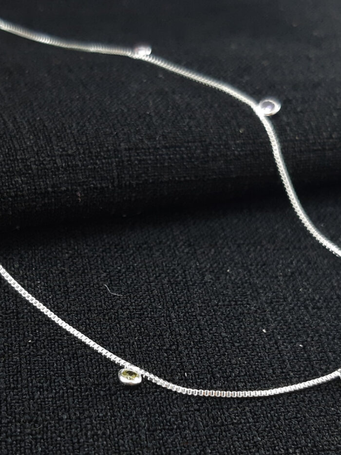 Gargantilha chocker com pontos de luz colorido