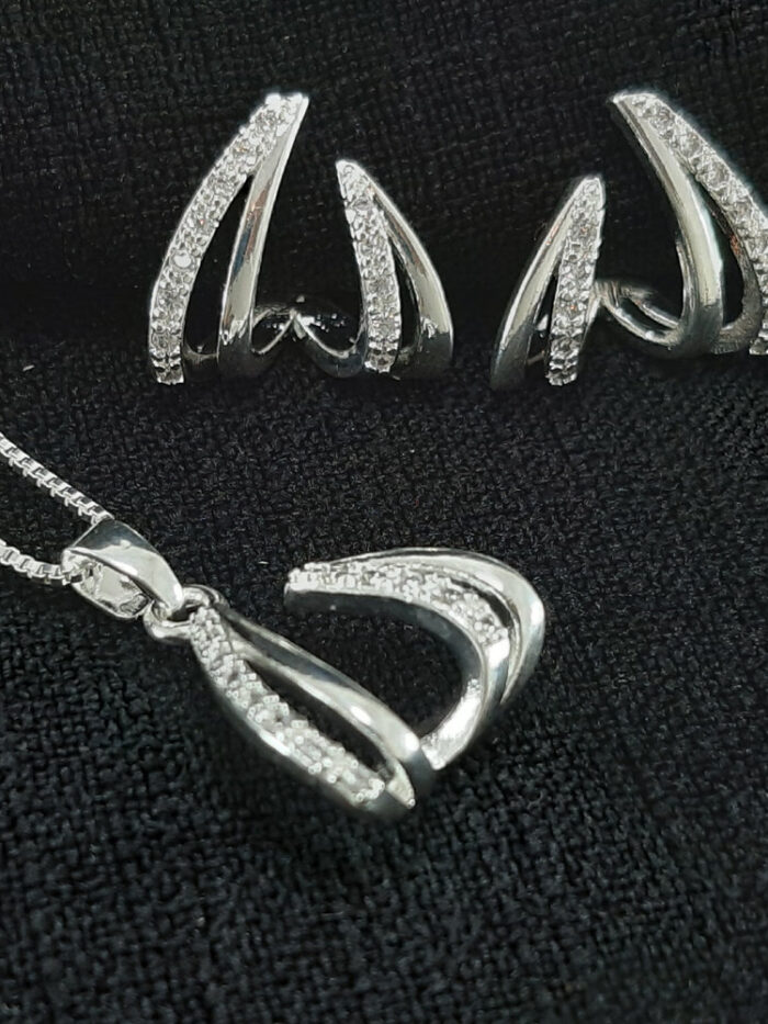 Conjunto curvas com detalhes cravejado