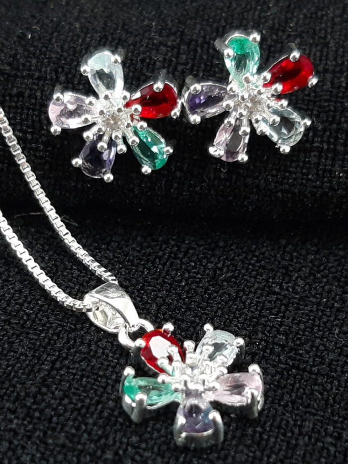 Conjunto flor detalhada pedras coloridas