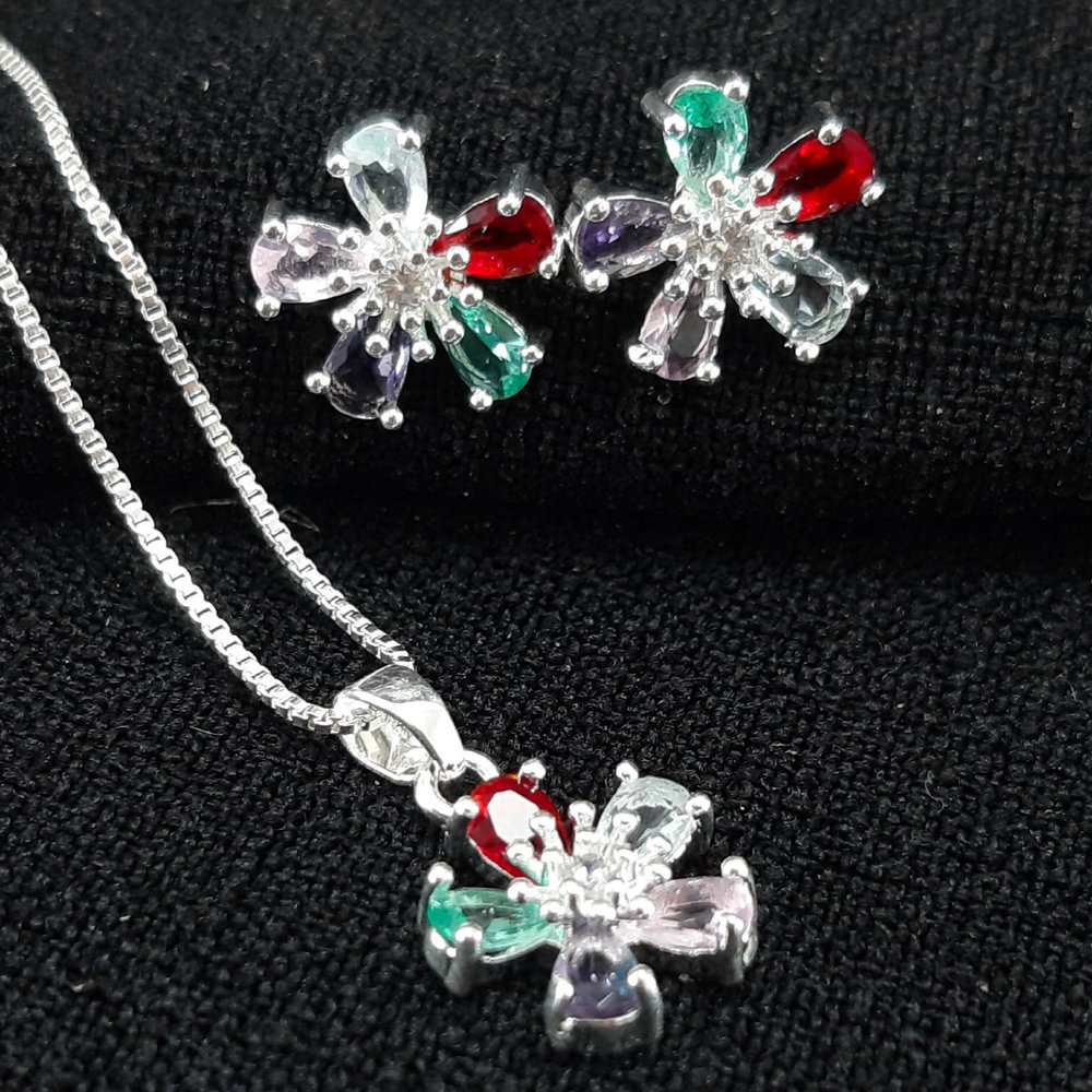 Conjunto flor detalhada pedras coloridas