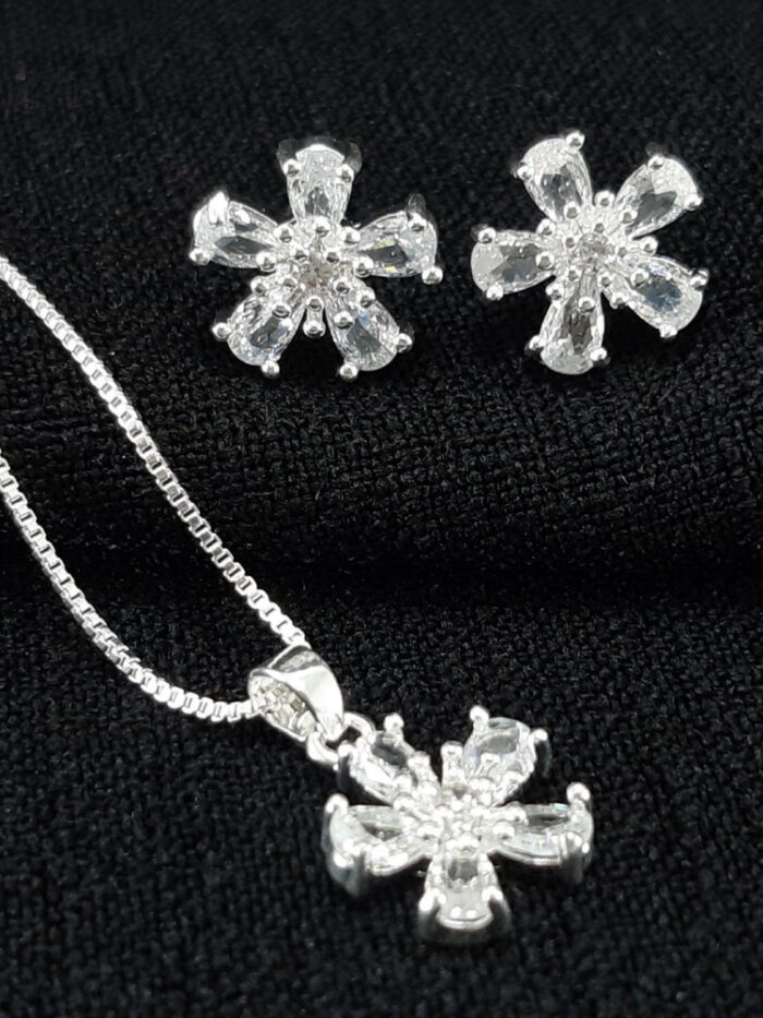 Conjunto flor pedras cristais detalhada