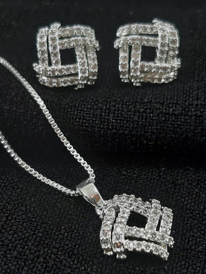 Conjunto fios cravejado quadriculado