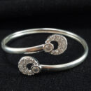 Bracelete vazado cravejado com ponto de luz