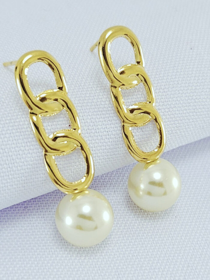 Brinco entrelaçado detalhe pérola