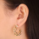 Brinco argola ondulado vazado