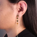 Brinco fio veneziana detalhe trevo