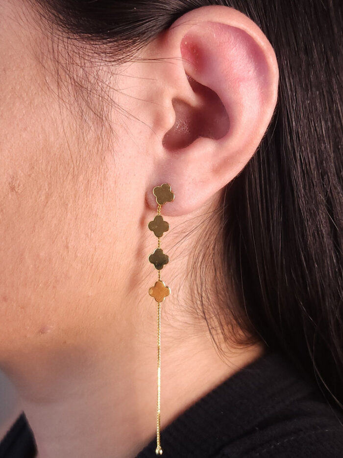 Brinco fio veneziana detalhe trevo