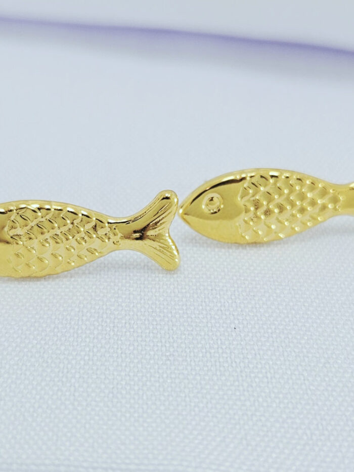Brinco peixe detalhado dourado