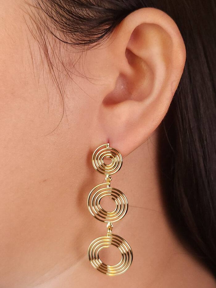 Brinco detalhe espiral triplo