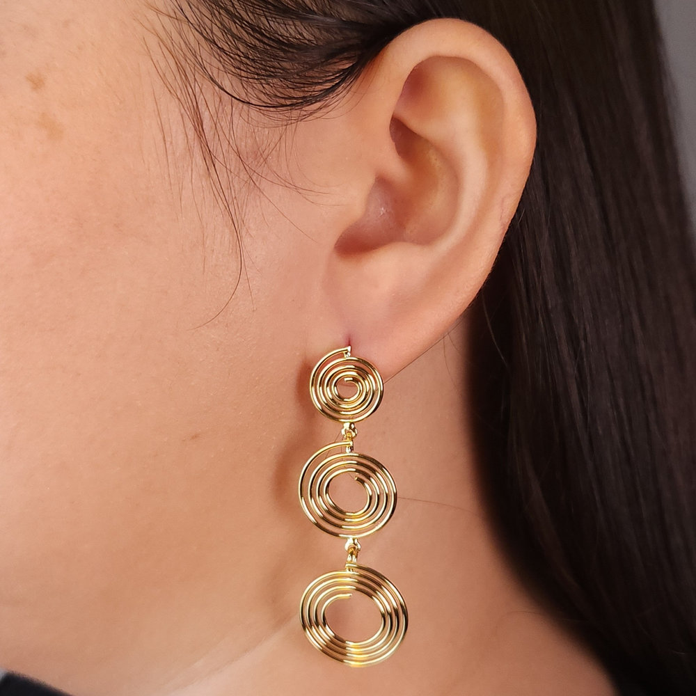 Brinco detalhe espiral triplo