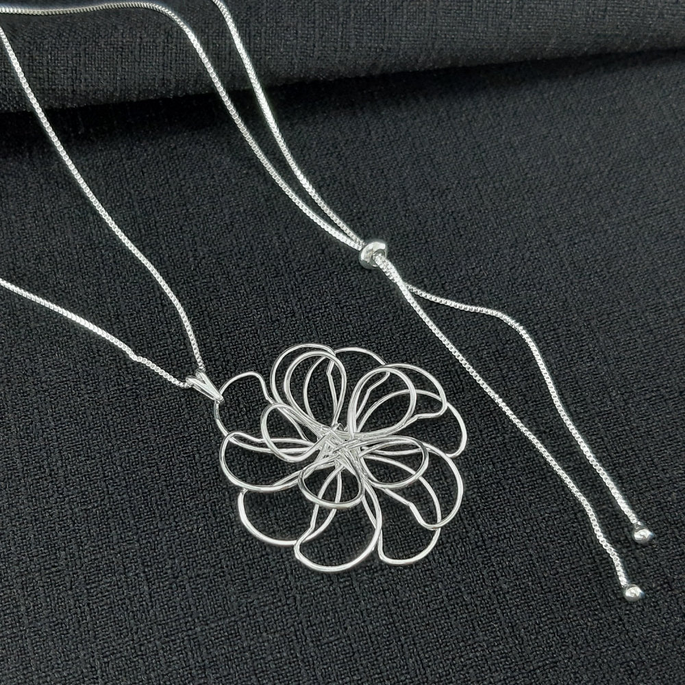 Gargantilha gravatinha flor aramado