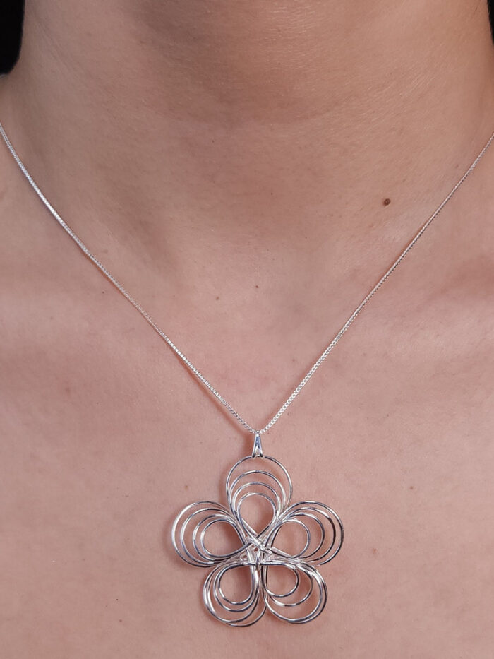 Gargantilha gravatinha flor fios vazados