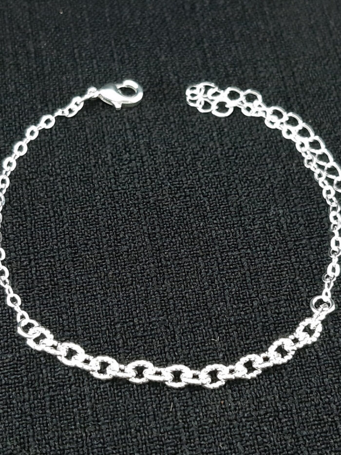 Pulseira elos vazado detalhado