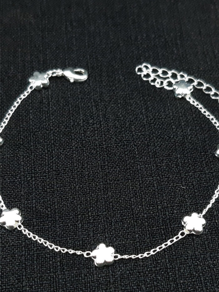 Puseira com flores prateada