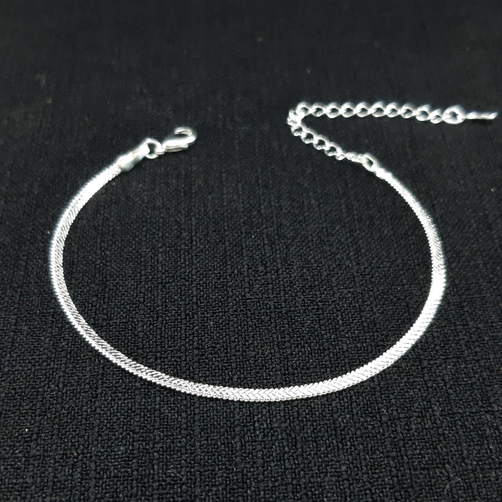 Pulseira malha fina detalhada